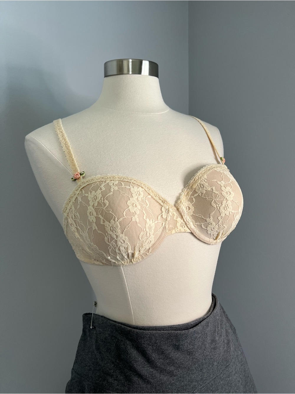 b. tempt'd Size 34C Beige Underwire Lace Bra